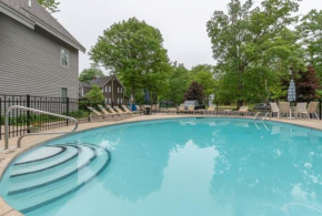Parkshores 4 - community pool & steps to Lake MIchigan beaches!